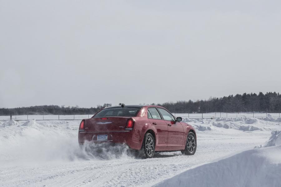  Chrysler 300S AWD 2015 года  (фото 2 из 6)
